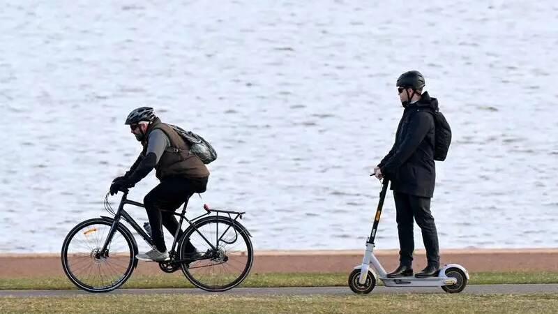 Emergency departments warn politicians of rising demand from electric bikes and scooter crashes. Photo: Lukas Coch/AAP PHOTOS Emergency departments warn politicians of rising demand from electric bikes and scooter crashes. Photo: Lukas Coch/AAP PHOTOS