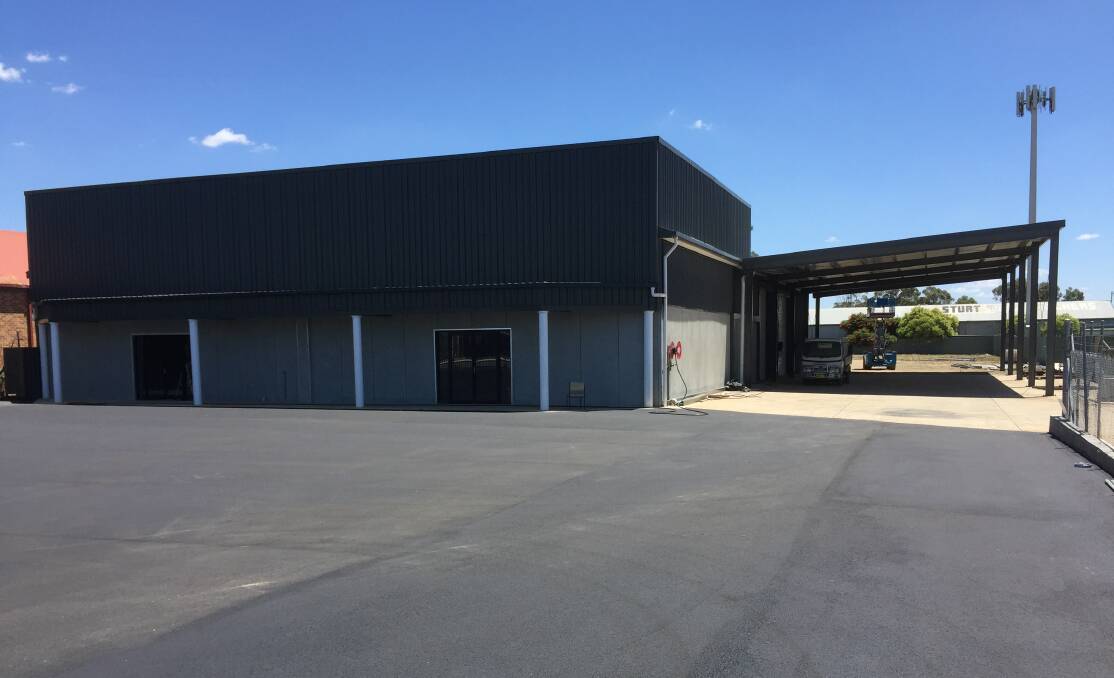 369 Edward Street: The huge surrounding hardstand provides for a bitumen display or parking area fronting busy Edward Street/Sturt Highway.