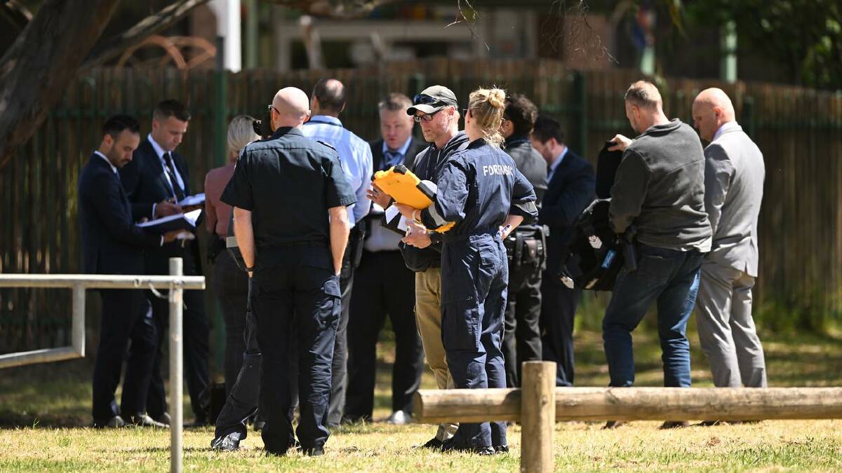 Homicide detectives and forensic police collect evidence after the death of a woman in Melbourne. (James Ross/AAP PHOTOS) Homicide detectives and forensic police collect evidence after the death of a woman in Melbourne. (James Ross/AAP PHOTOS)