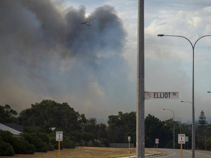 Authorities in WA say it could take another three to four days to bring a bushfire under control. (Aaron Bunch/AAP PHOTOS)