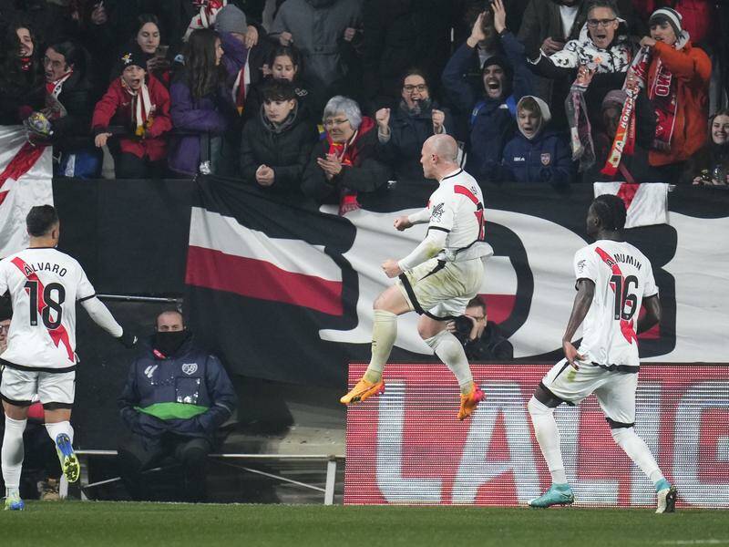 Rayo Vallecano's Isi Palazon (c) leaps after scoring the final goal in a 3-3 draw with Real Madrid. Photo: AP PHOTO Rayo Vallecano's Isi Palazon (c) leaps after scoring the final goal in a 3-3 draw with Real Madrid. Photo: AP PHOTO