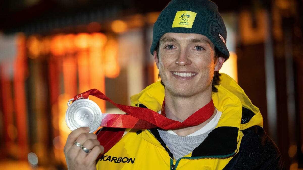 Scotty James celebrates with his 2022 Olympic snowboard halfpipe silver medal at Zhangjiakou. (Dan Himbrechts/AAP PHOTOS)