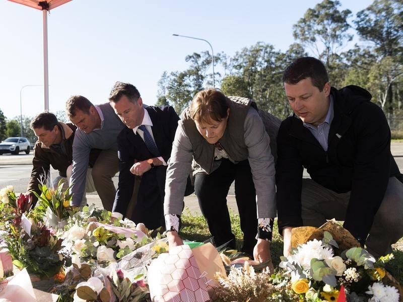 NSW Premier Chris Minns has laid a wreath near the site where 10 people died in a bus crash. (Rhett Wyman/AAP PHOTOS)