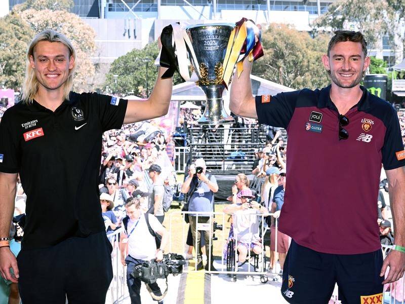 AFL fans have been out in force to see Collingwood and the Brisbane Lions in the grand final parade. (Joel Carrett/AAP PHOTOS)