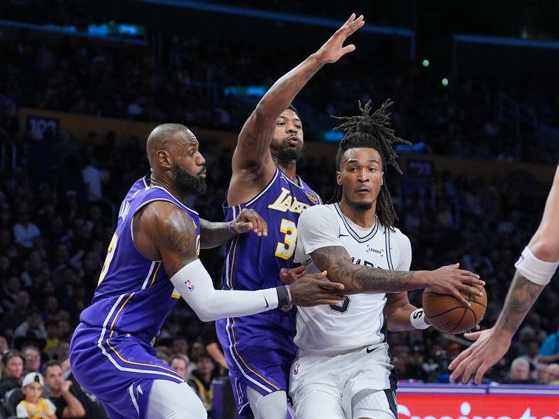 Stephon Castle (c) led the way as San Antonio ousted the Lakers in the NBA Cup quarter-finals. Photo: AP PHOTO Stephon Castle (c) led the way as San Antonio ousted the Lakers in the NBA Cup quarter-finals. Photo: AP PHOTO