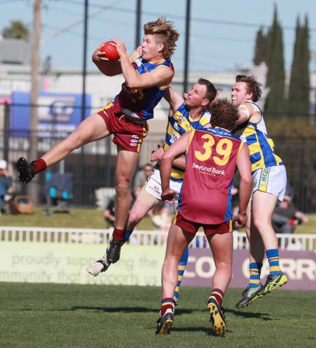 BIG GRAB: Nick Murray takes a strong mark for
Ganmain-Grong Grong-Matong before hurting his collarbone
in Sunday's elimination final win over Mangoplah-Cookardinia United-Eastlakes
at Robertson Oval. Picture: Les Smith
